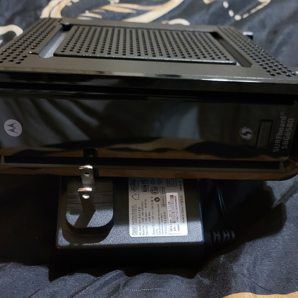 Motorola Surboard Cable Modem & Router - Picture 2 of 8